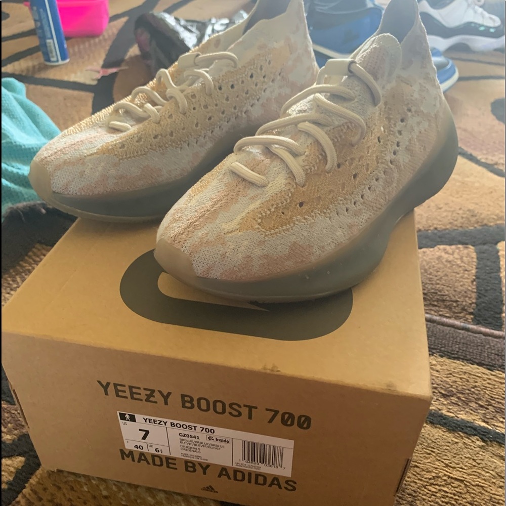 YEEZY BOOST 700